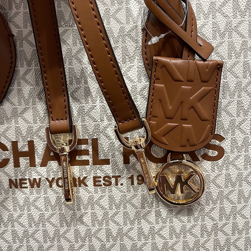 Michael Kors "Mirella" MD EW Tote Vanilla Shoulder Tote
35F2G7ZT2B - NWT - Picture 4 of 16